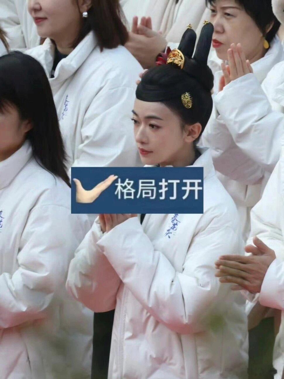 这个发型是认真的吗？怀疑于麻御用造型师跟着进组了，好呆板的发髻 ​​​