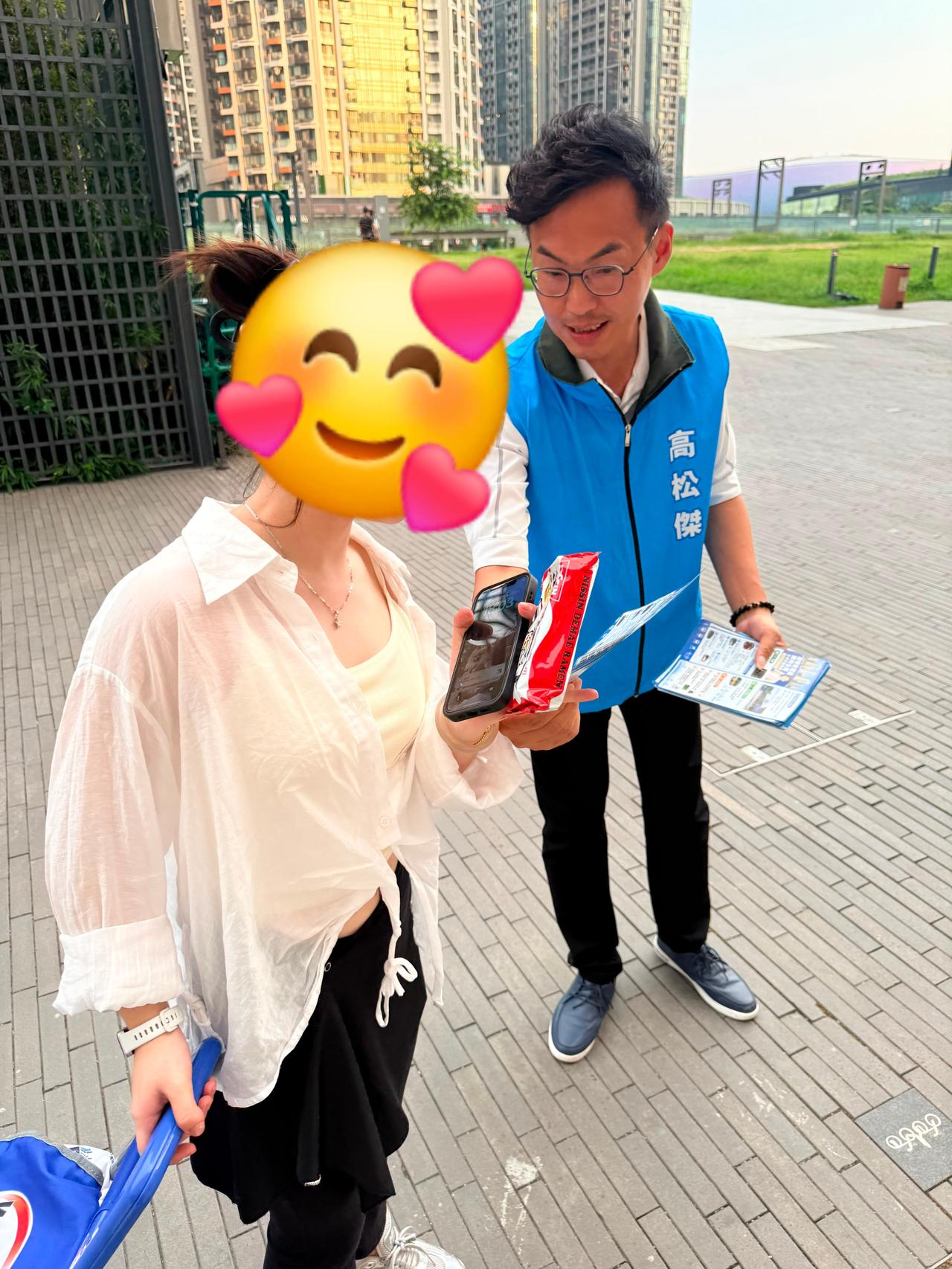 高Sir下午在简约公屋，向街坊问好，接受街坊的查询。向新入伙居民了解街坊入伙的状