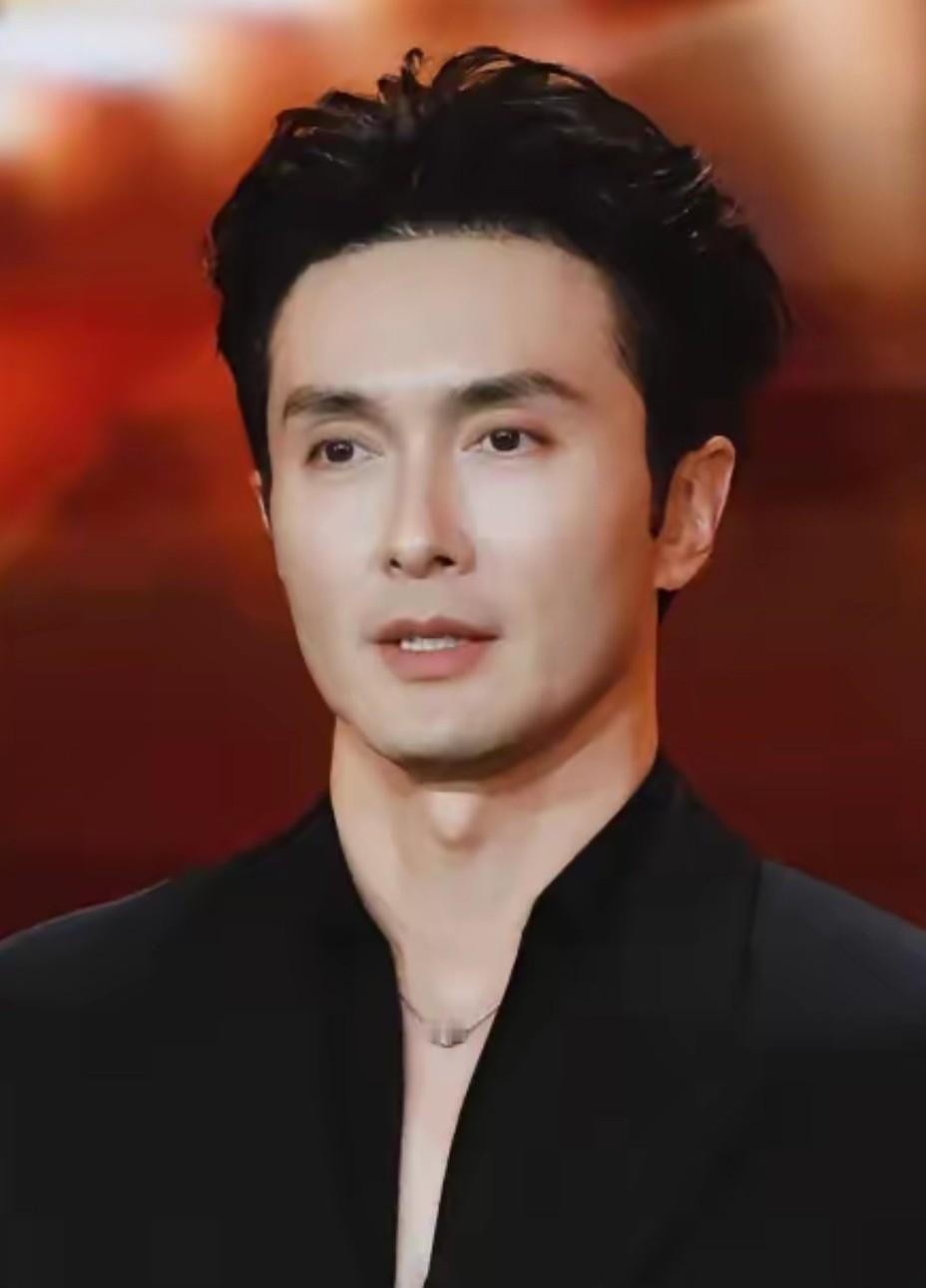 高伟光的五官实在是太标准，在娱乐圈中找不出第二张如此完美的脸，精致到让人挑不出半