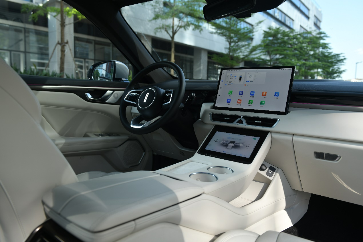 看到这个前脸，我以为蓝山要推出五座版了呢，再细看发现是新摩卡。也是有点没想到，新