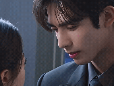 《骄阳似我》27-28集预告：
名场面来了，接吻看到了，林屿森怕聂曦光担心她，告