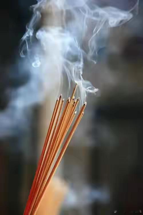 遇到佛香不要立刻滑走，否则损失可就大了，一定要停留下来，许下心愿，许什么都灵，所