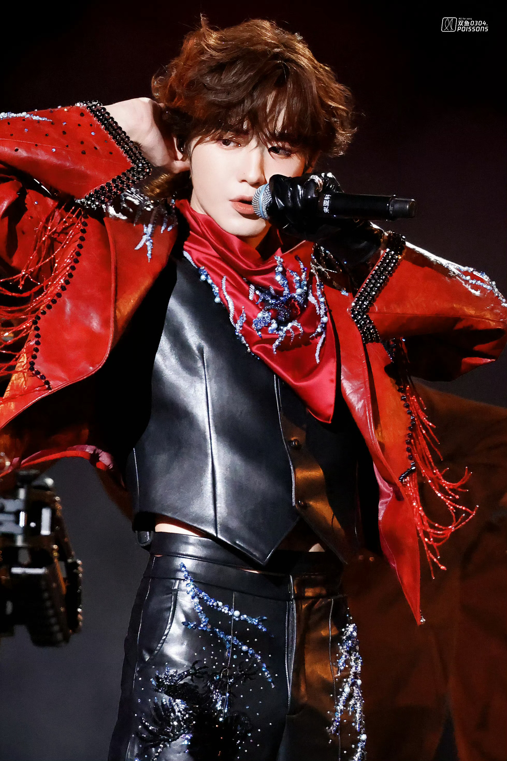 好有视觉冲击的舞台，扶我起来，我还能再看300场！好期待今晚亚轩的舞台