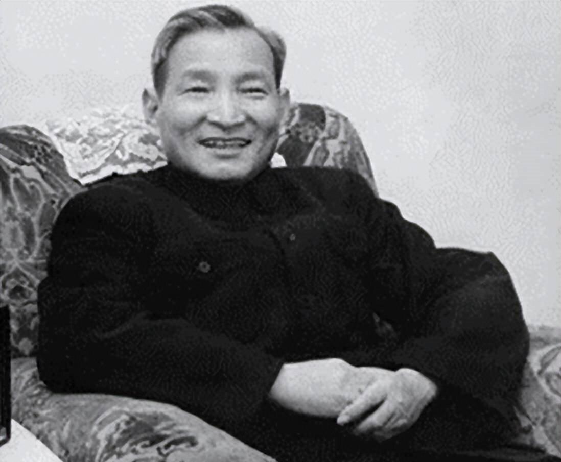 陈云道：“发现错误的一个重要方法，就是找各方面的人来开会。把资本家请来当‘反对派