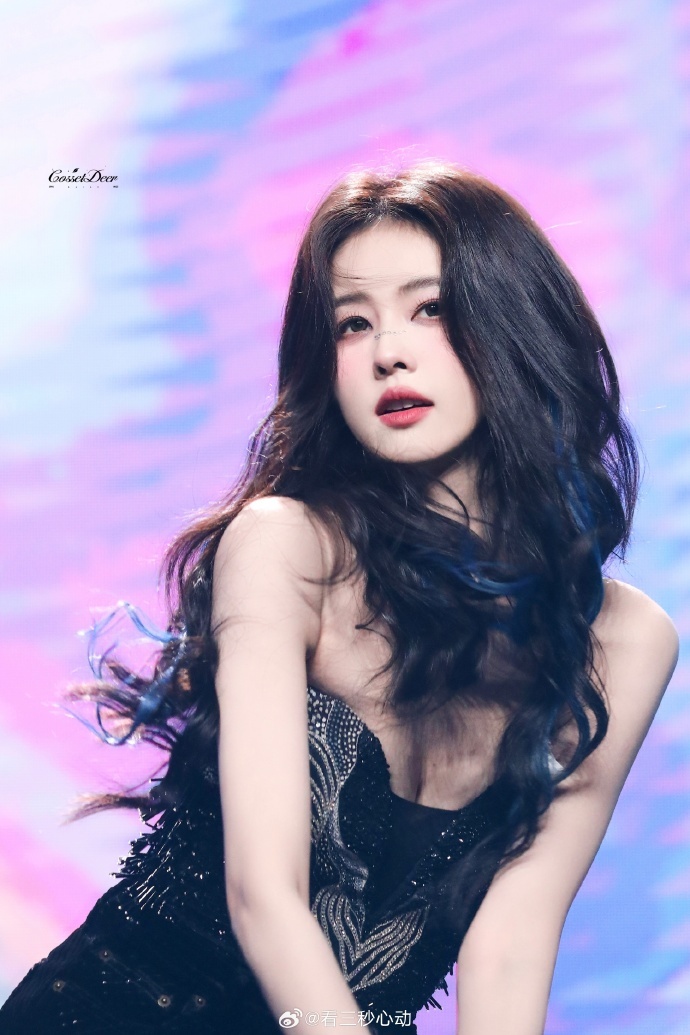 白鹿演唱会妆造 白鹿这张脸素颜也美到我了！舞台妆超级适合的好吧~ 