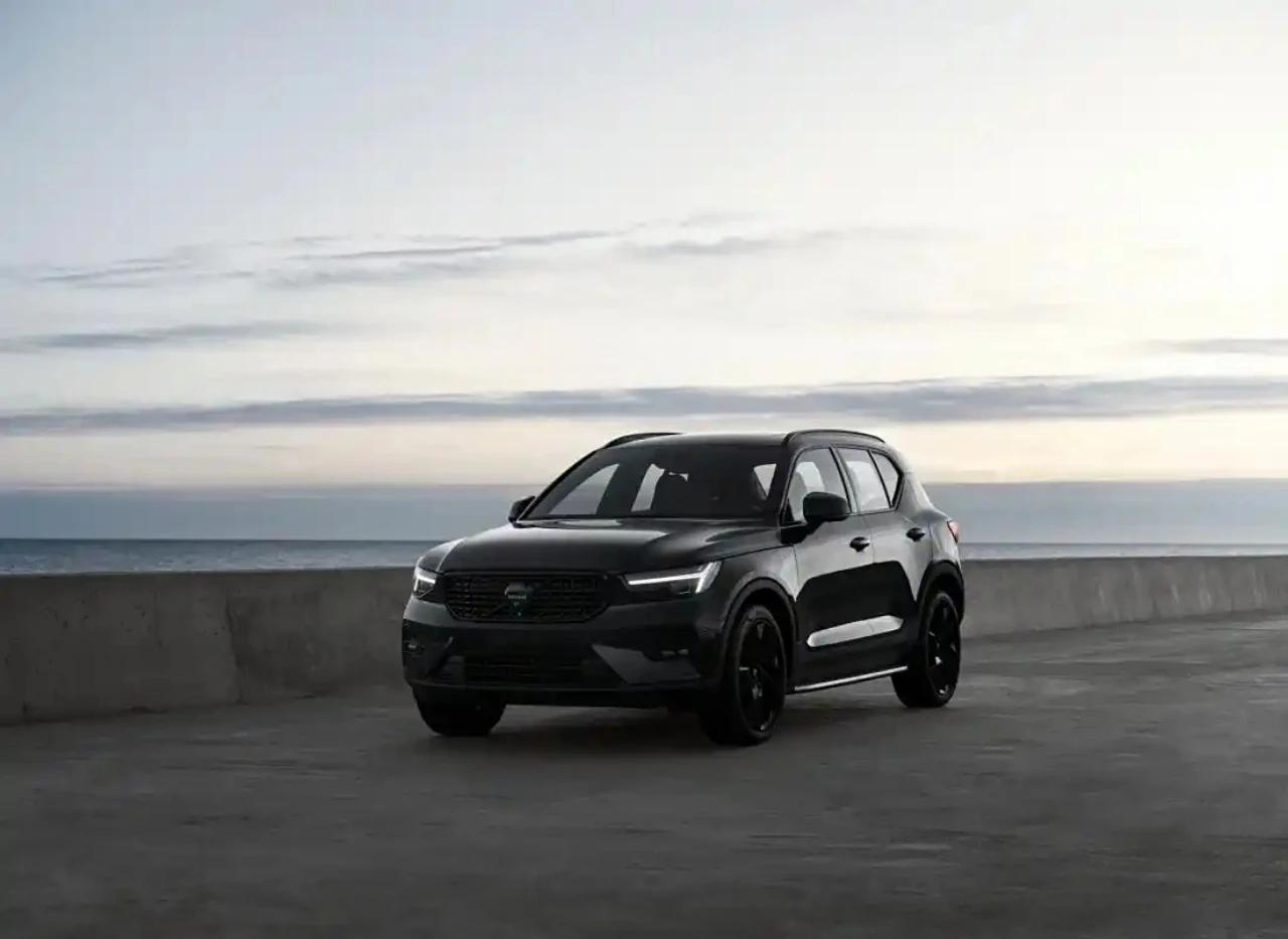沃尔沃XC40极夜黑版上市，起售价32.08万。外观采用了全黑化设计，包括黑色前