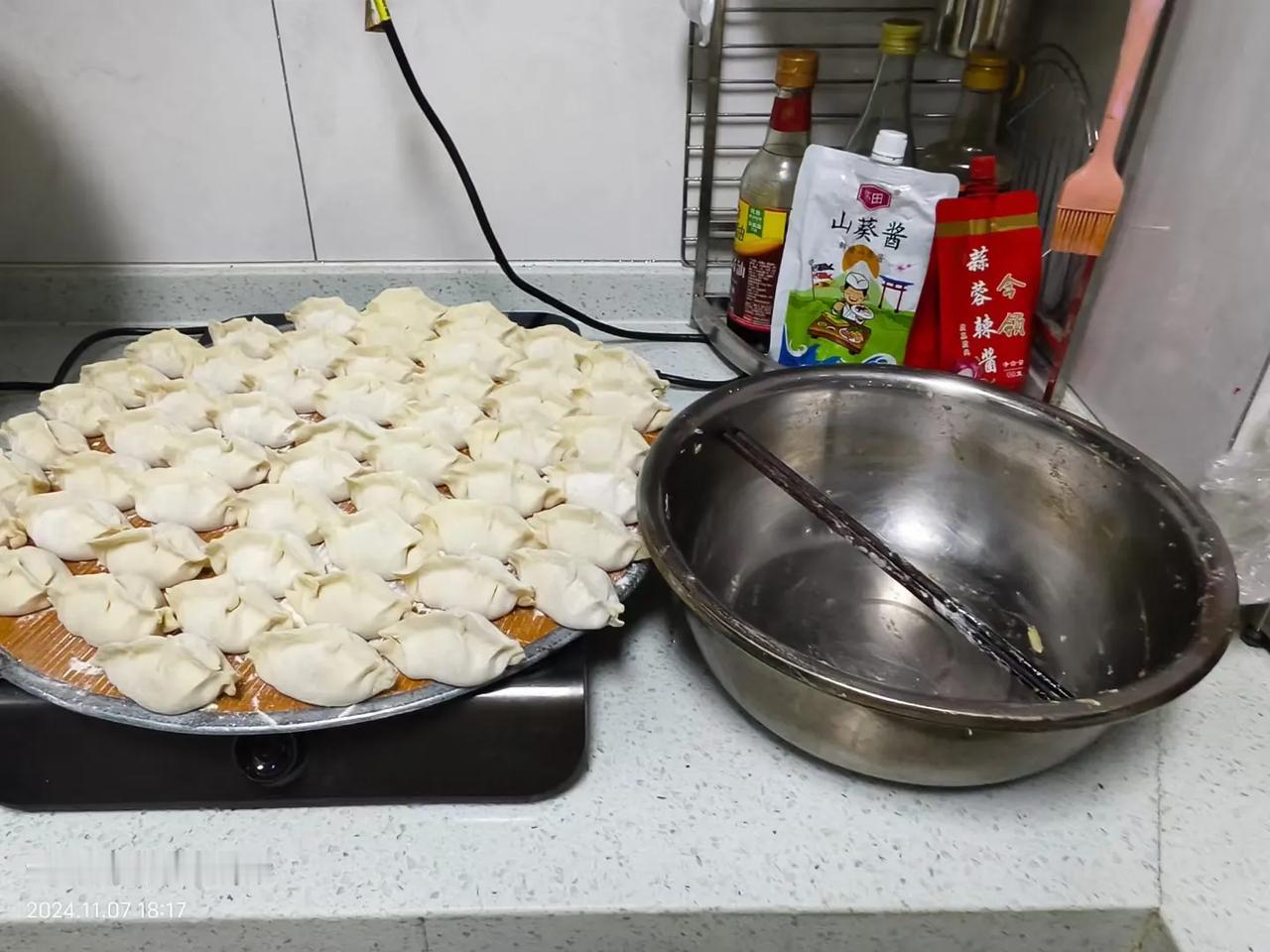 今天立冬，别忘了吃饺子
完美[赞][赞]
素衣台案前，巧手赛天工。
雪花纷飞舞，
