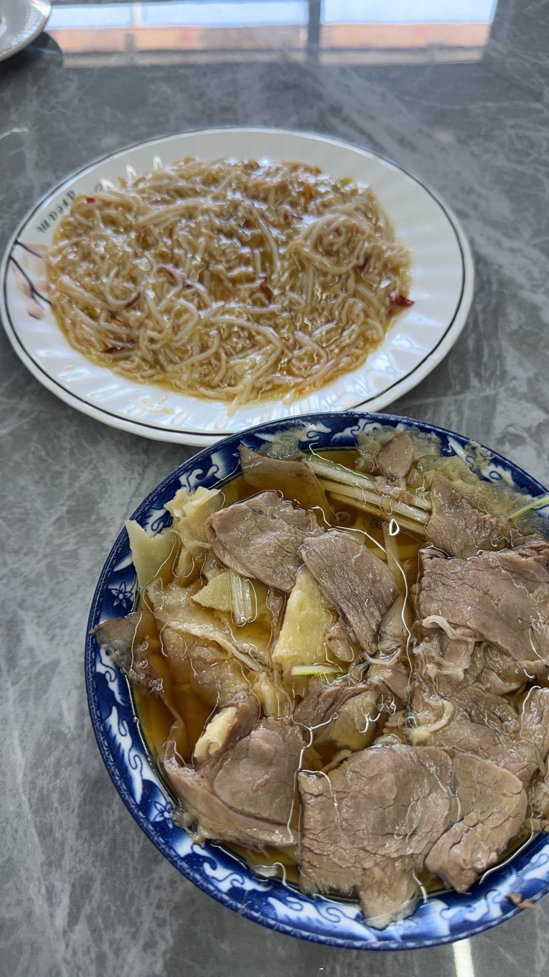 回天津之前吃口，一搜发现大兴有牛肉罩饼(要的二罩三，牛肉可单加)和标志性的鱼香肉