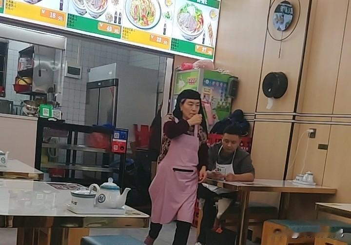 半夜饿得不行，突然就想起了东莞高步南联村的兰州拉面馆。好久没吃，果断点了碗10元