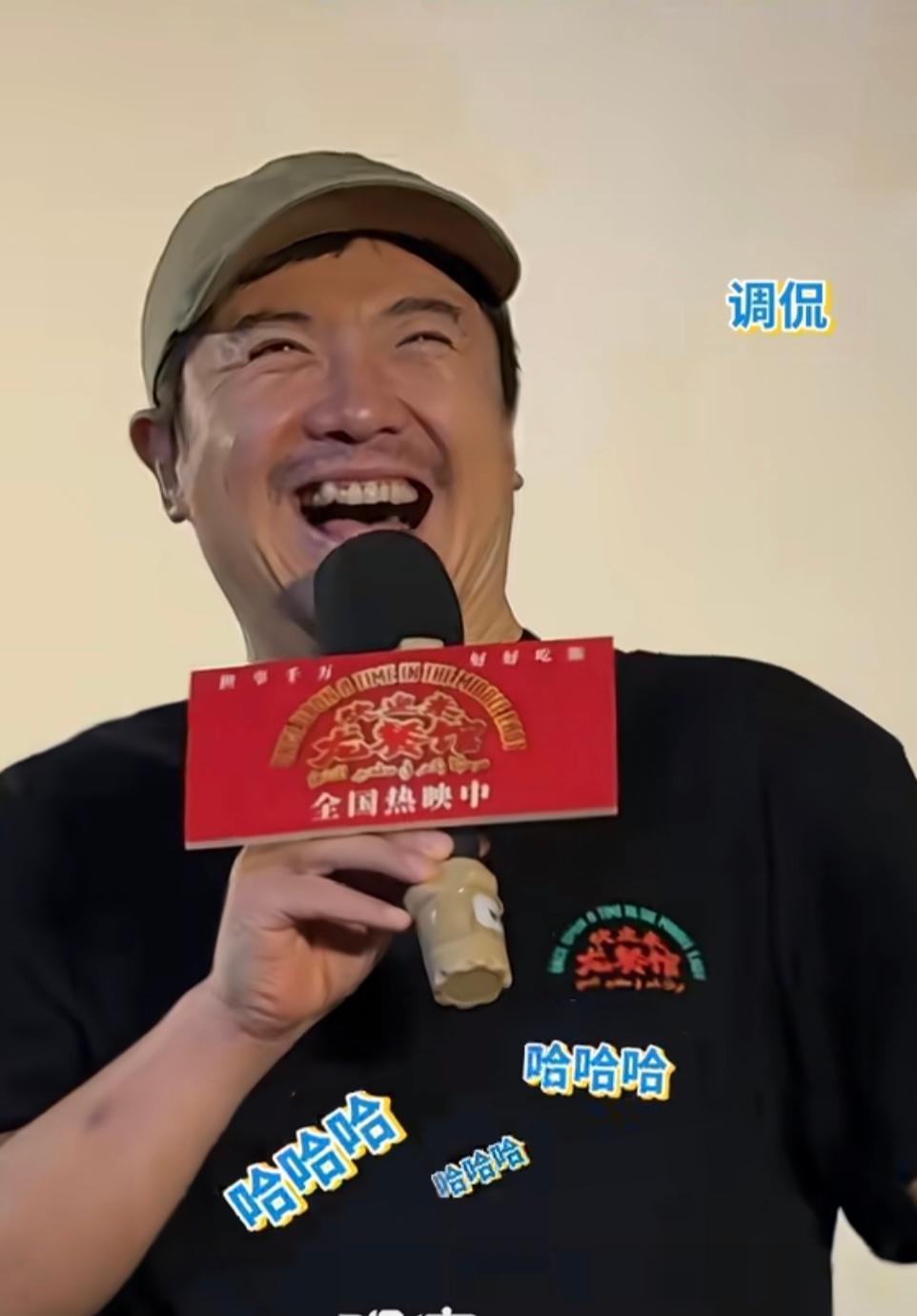 贾冰啊贾冰，
你高低得给沈腾磕一个，
要不是沈腾给你递了一个梯子，说不定你还偷偷