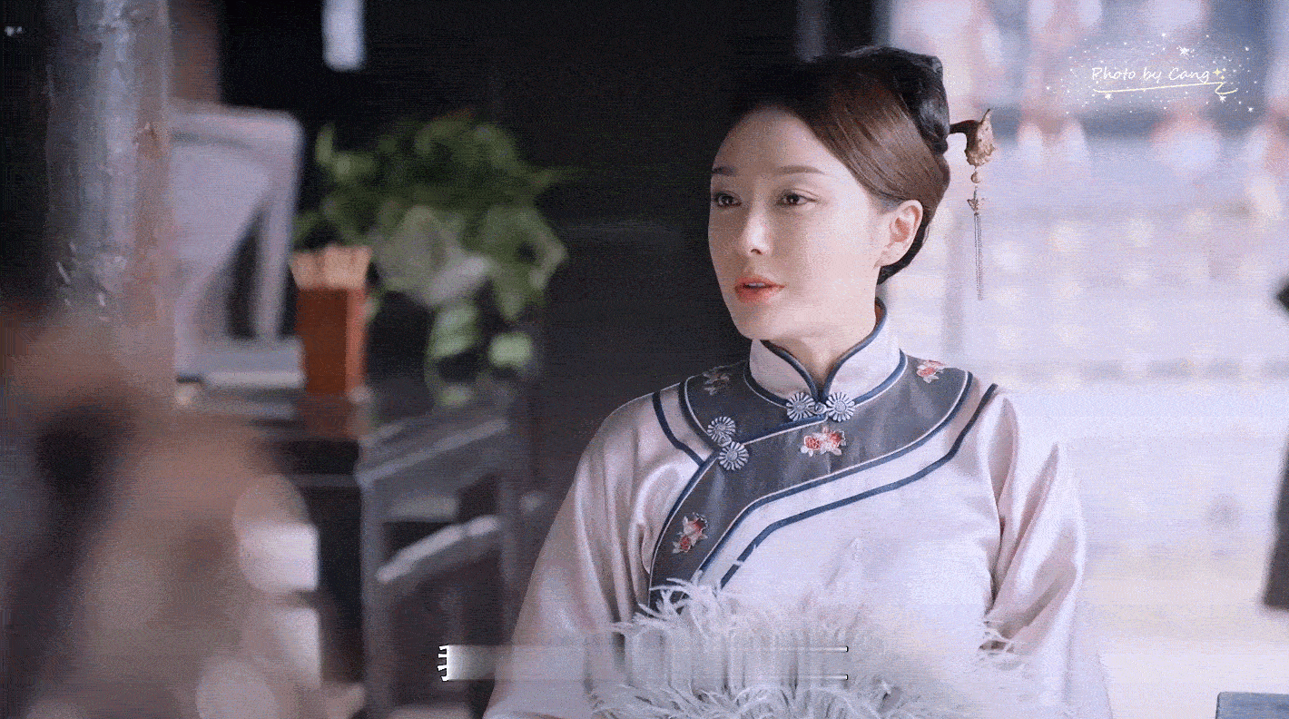 秦岚旗袍美人秦岚东方韵味终于知道秦岚冻龄的秘密了，一身白旗袍搭配精致盘发，温婉的