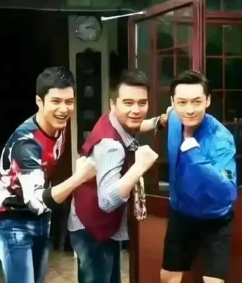 这三位帅哥看上去都差不多大的年纪，都年轻帅气，实际上他们年纪大的比小的大30岁，