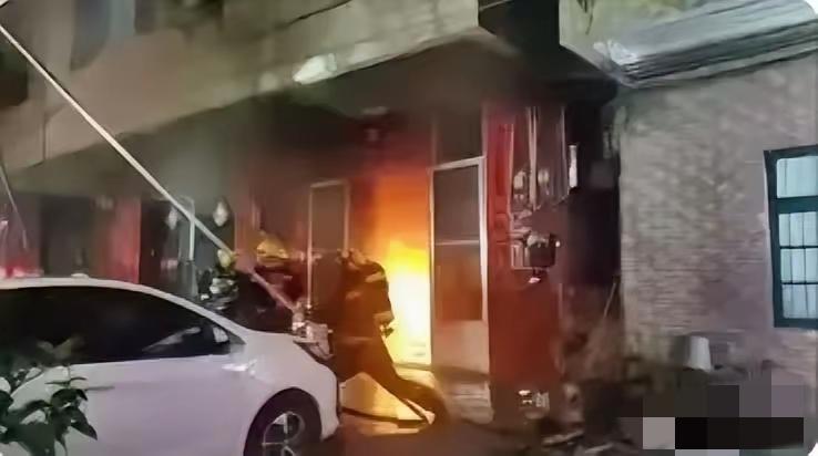 广东的汕头火灾当事人吴某某的女儿说
“我不知道他们为什么没跑出来？”
其实不单单