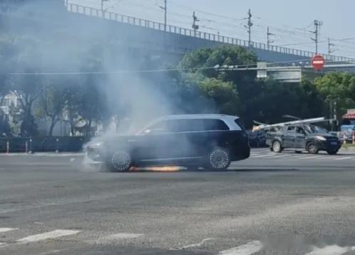 微博知名博主 问界回应“M9在浙江台州发生事故”：车辆撞击前车掉落的大块金属部件