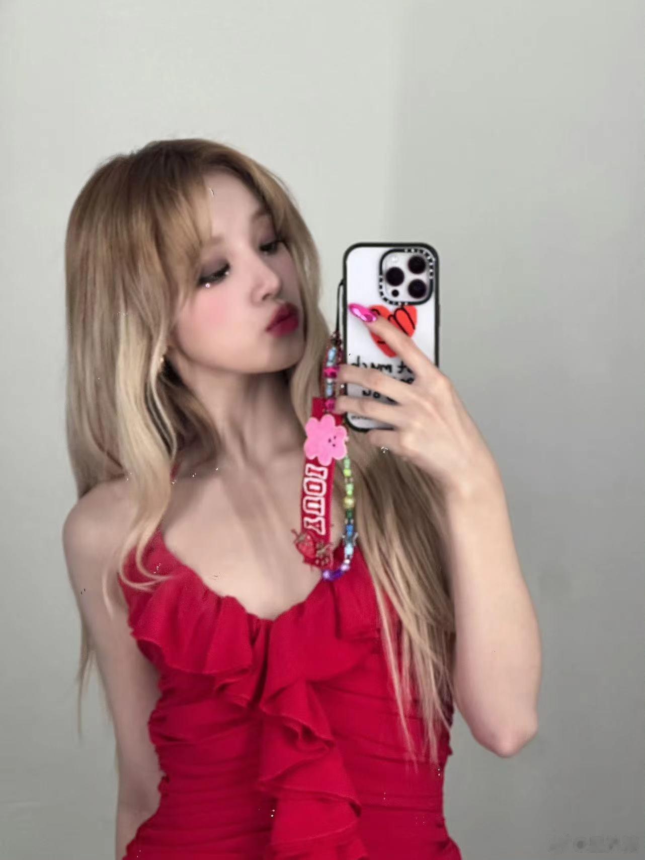 #宋雨琦红玫瑰妆##宋雨琦红色挂脖裙#宋雨琦红色挂脖圈搭配红玫瑰妆真的又美又辣啊