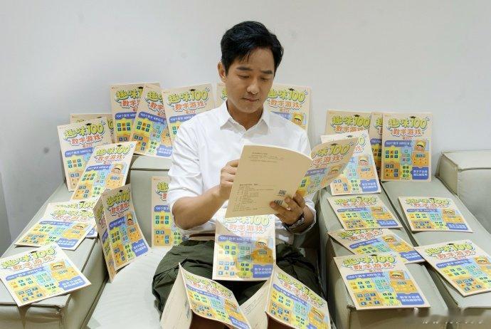 郭晓东带着趣味数学从小巷来披哥 披荆斩棘郭晓东妥妥把庄超英带进披哥现场，走到哪儿