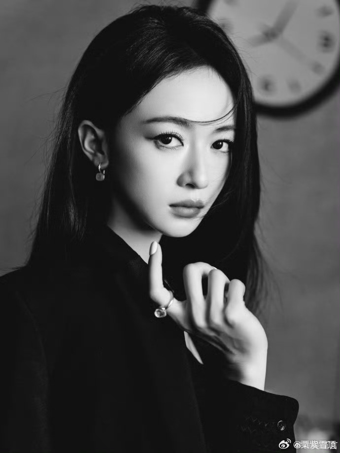 吴谨言张南忘喝中药了吴谨言张南贴贴互动超甜，手里捧着冰美式，完全把剧中喝中药的任