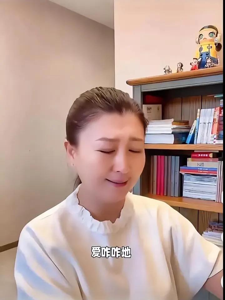 我真的好奇了
从骂粉丝是酸黄瓜到现在
硬气回怼网民不认怂
爱咋咋地
看来她的底气