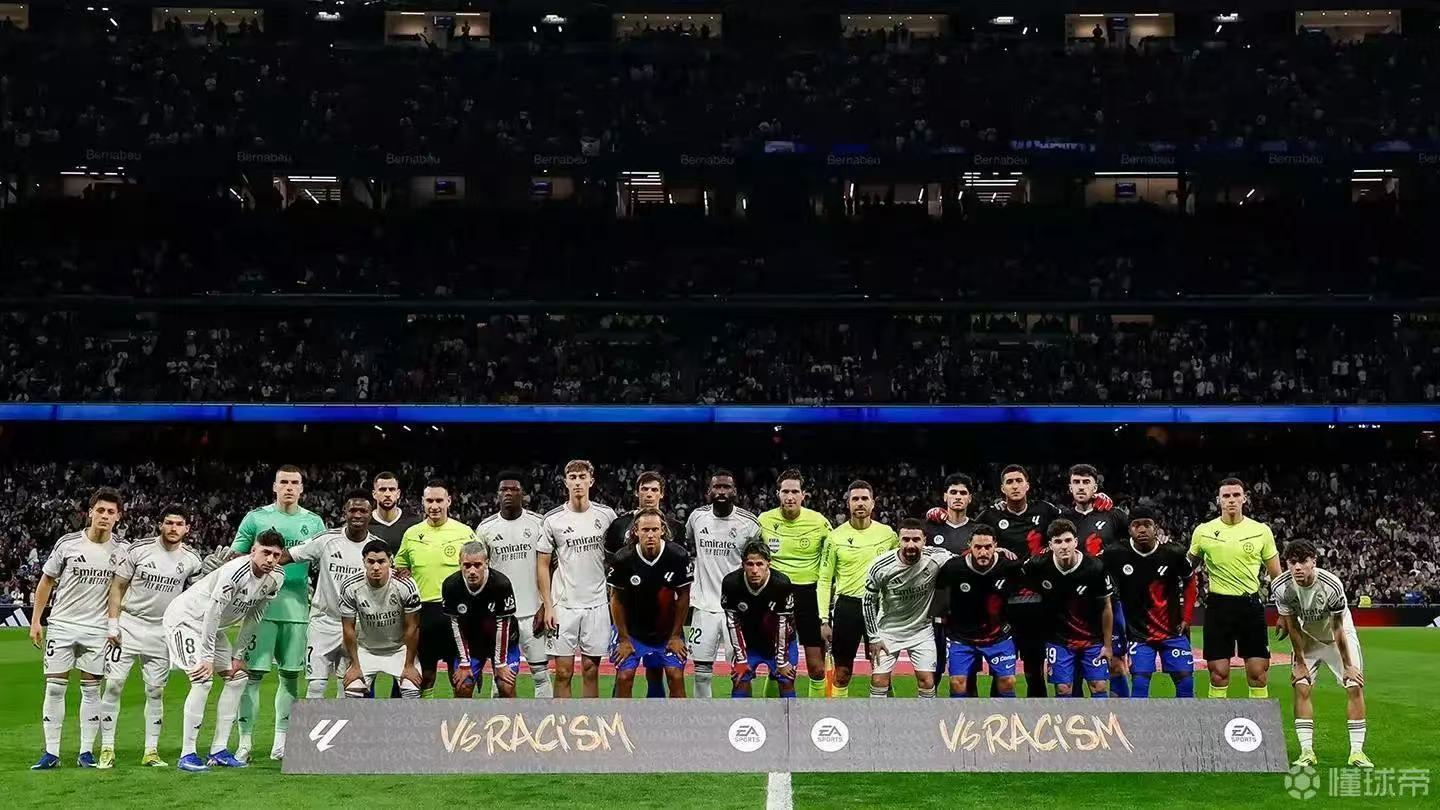 讽刺至极！在马德里德比开始之前，皇马与马竞的球员及裁判团队一同与反种族歧视标语牌