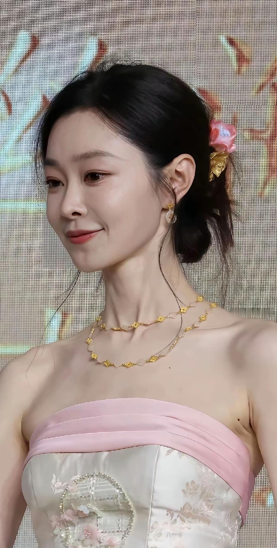 宋轶这位大美女
也不知道最后会
花落谁家，好耐看！