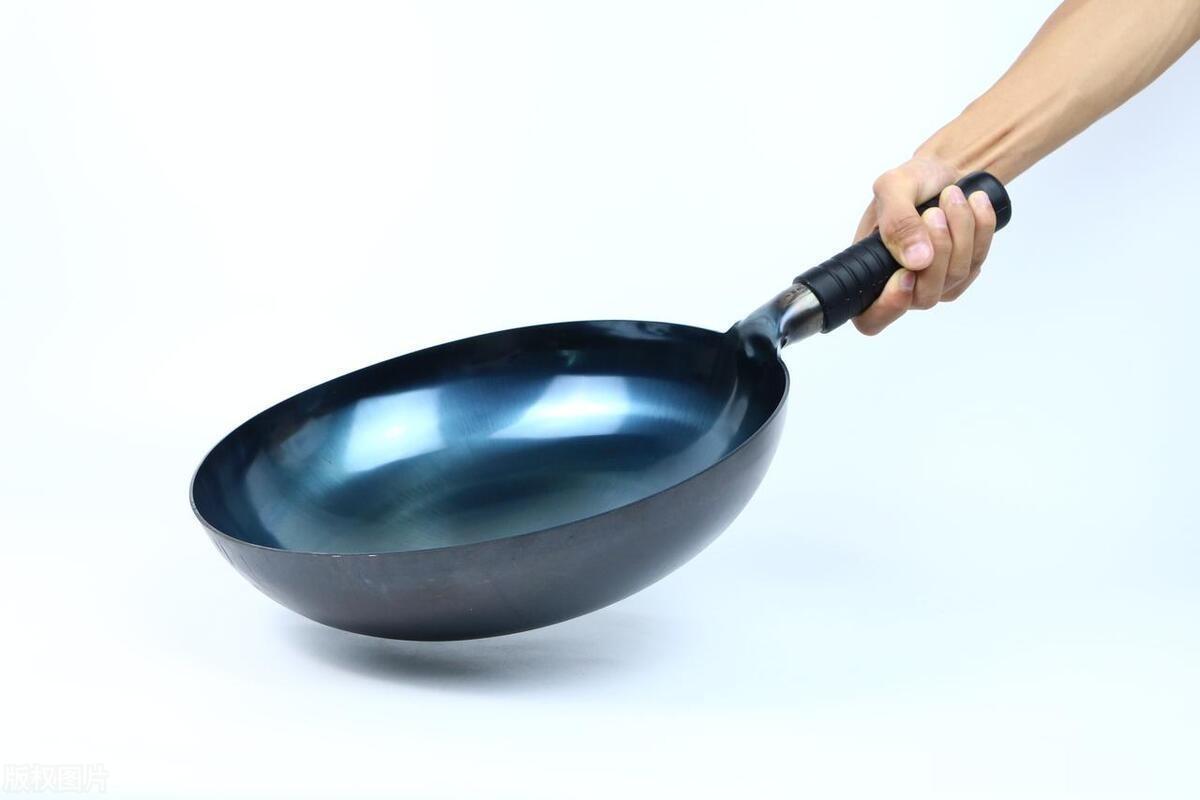 为啥刚炒完菜不能用水冲铁锅？要不是大厨提醒，差点犯了大错！
炒完菜后不要立即用冷