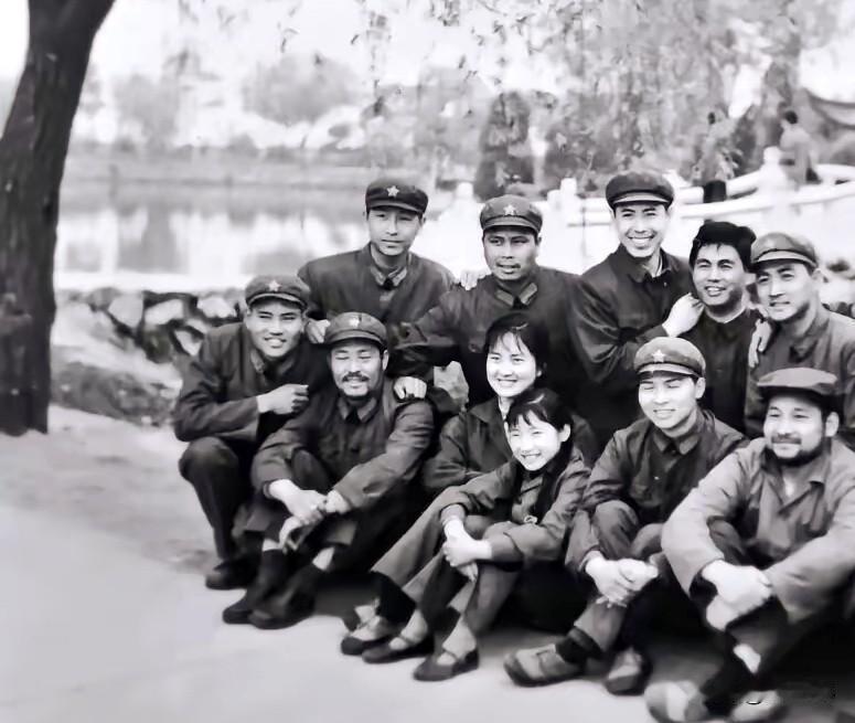 此照只认出张金玲 吴喜千
这张是我见过的张金玲最早的照片，未上银幕前的她好像没有