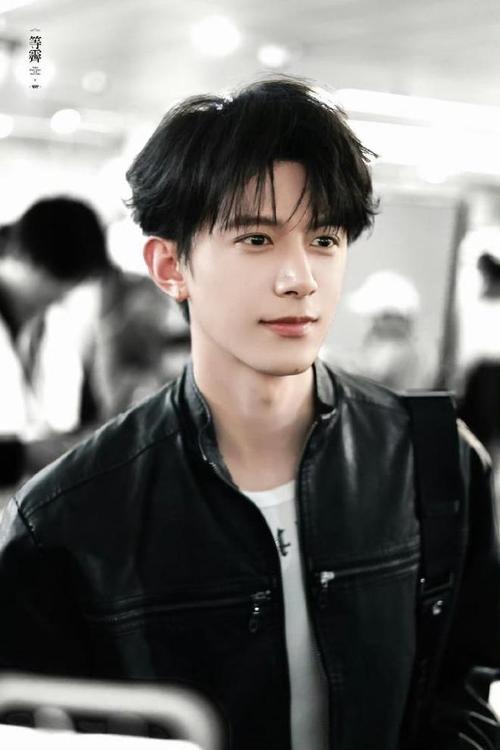 3月31日，邓凯现身上海Prada活动，人气彻底爆棚。他一身浅色牛仔套装，搭配细