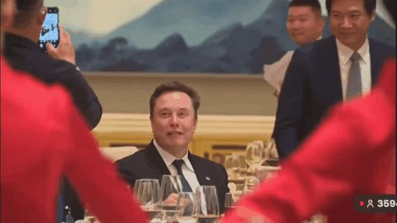 我快笑死了，向马斯克求合影那个暗戳戳的小表情在旁边酝酿许久找准时机马上拿起手机！