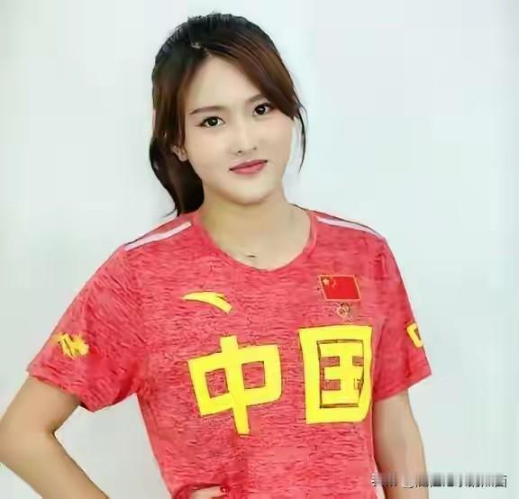 跳水女皇陈若琳，这样的长相和气质真是绝了。长相大方端庄，扎着高马尾青春活力十足，