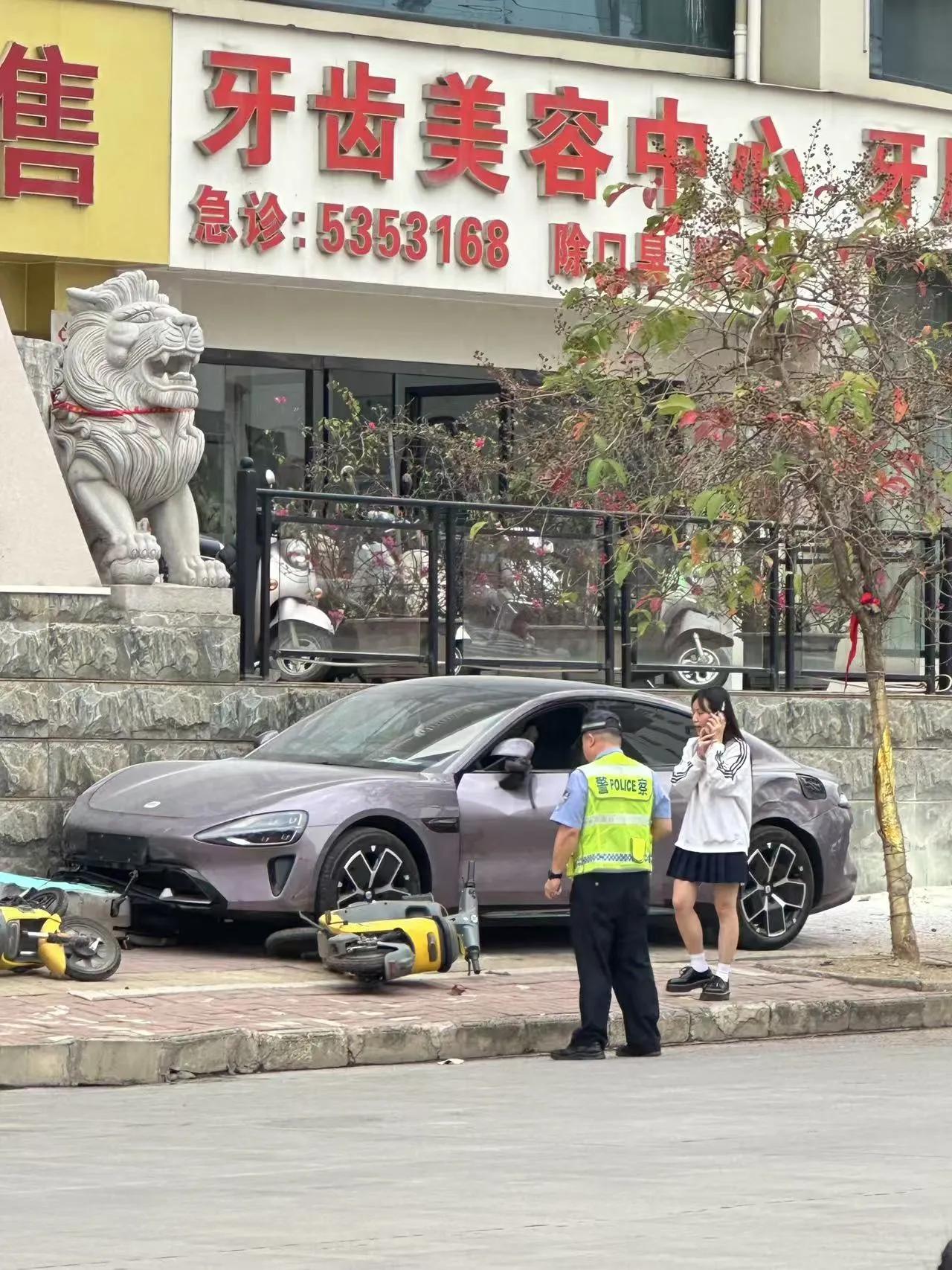 这车给这人开可惜了！
牙医中心门前，事故现场一瞥！