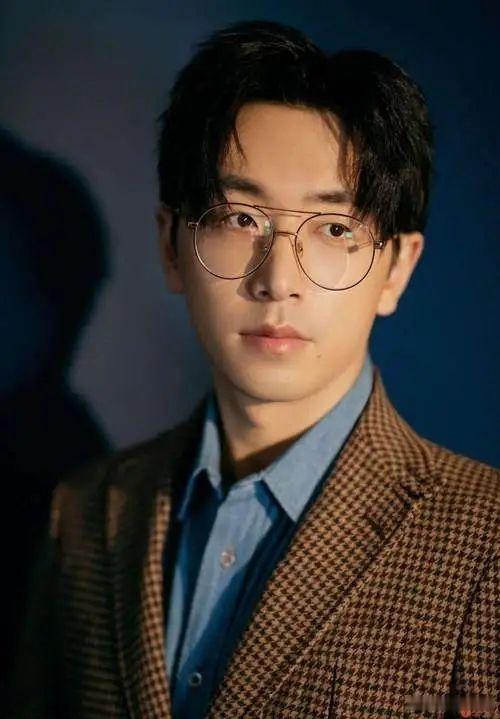 #白客直播回应人夫感#相信只要是看过了白客，肯定也是会非常的喜欢他了吧，这一次也
