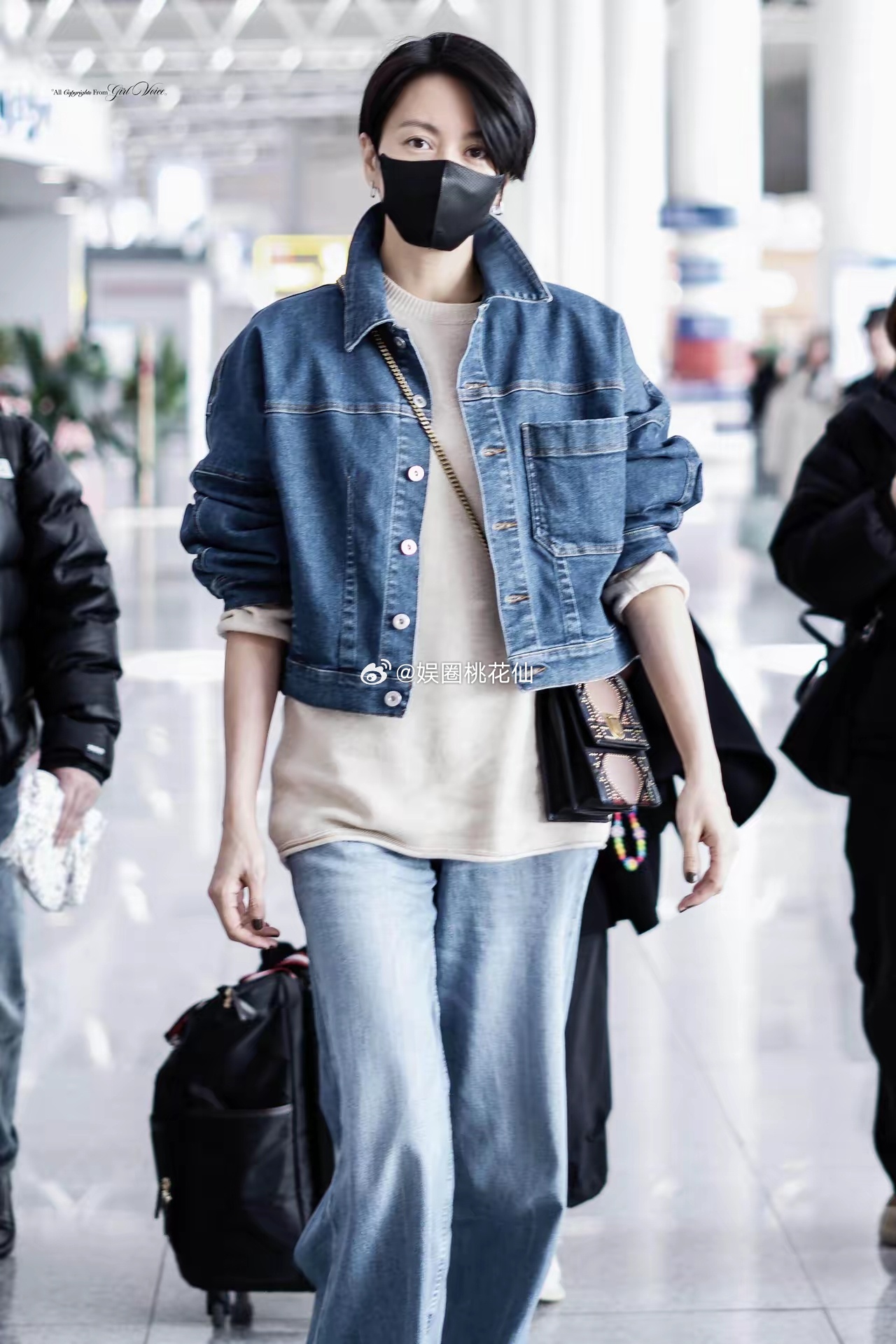 梁咏琪最新街拍造型主打减龄休闲风，亮眼吸睛。她外穿短款牛仔夹克，内搭燕麦色中长针
