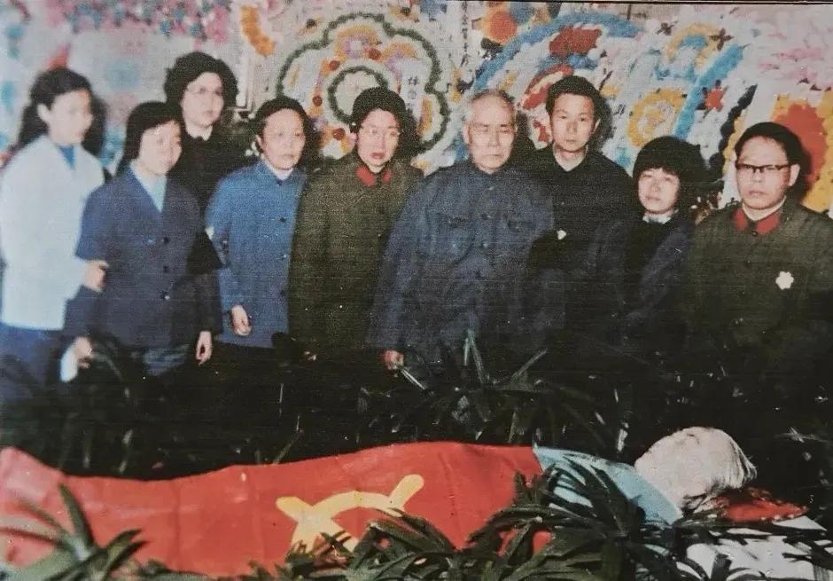 贺子珍告别仪式的镜头，这一张照片拍摄于1984年4月25日，地点是上海龙华，是贺