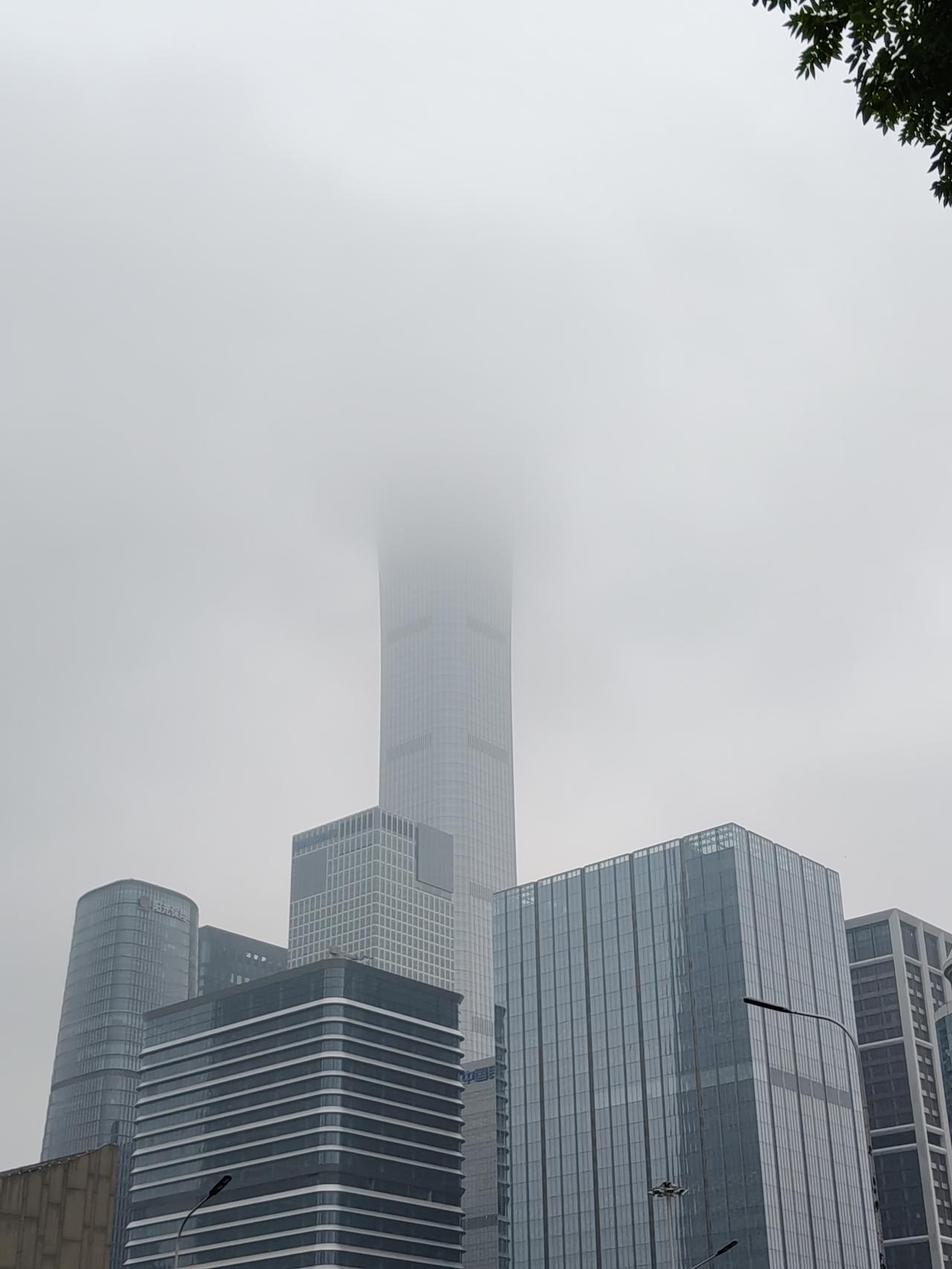 中国尊在雾中的"尊"容
昨天去北京电视台，走在朗家园附近。抬头看了一眼中国尊，刚