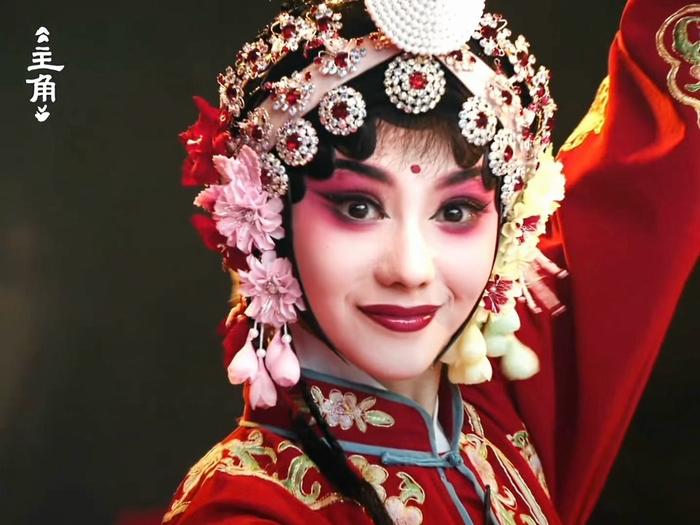以前就听一位戏曲名家说过，凤冠看着很美，显得大气高贵，但其实戴上很沉，很不舒服。