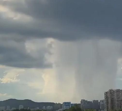 亲眼目睹杭州的雨幡奇观。
昨天下午4:00多钟，驱车行驶在杭州高架路上，一开始是