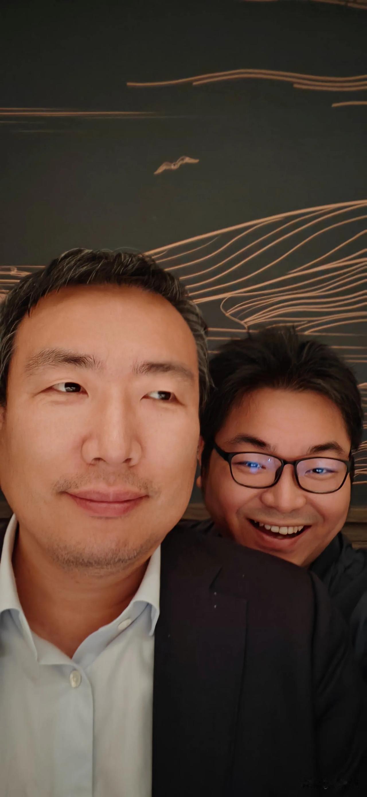 老储一副不爽的样子
粗略算了算
已经认识快20年
20年前我创办了学校BBS，是