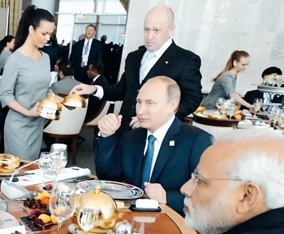 普京和莫迪坐一起在想什么呢？
莫迪安排的欢迎宴会，是不是很有印度特色啊！
普京这