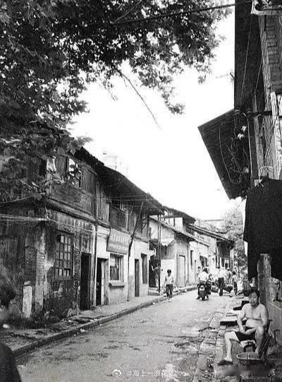 钟建春回忆高中岁月，那是分田到户第二年，他不满 15 岁考进县城高中，父亲用独轮