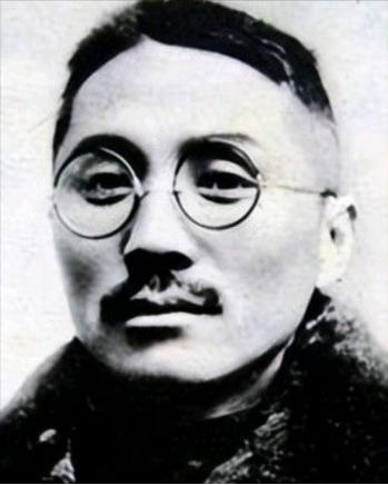 [浮云]1934年，美女间谍把王亚樵勾引到了床上。岂料就在宽衣解带之时，她竟举起