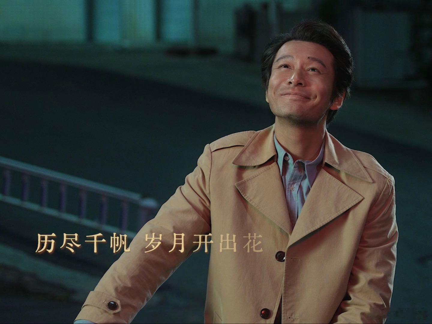赵丽颖黄晓明新剧演搬砖搭子黄晓明的角色气质与80年代的背景完美契合，期待他与赵丽