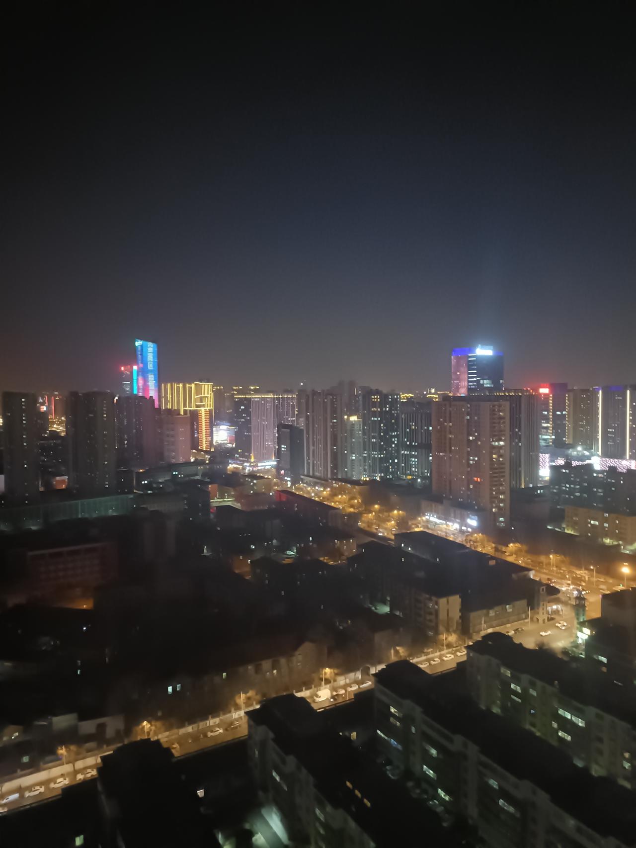 分享一张最近随手拍的照片30层楼上拍的夜景[大笑][大笑][大笑]
