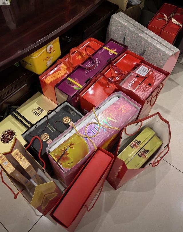 太过分了！公婆和大姑姐心眼比筛子还多，她们为了防着我，竟然把大姑姐送来的中秋节礼