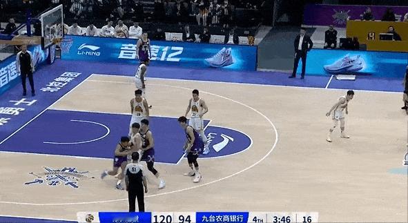 矣进宏职业生涯首个三分[赞][赞]追梦的人值得尊敬~