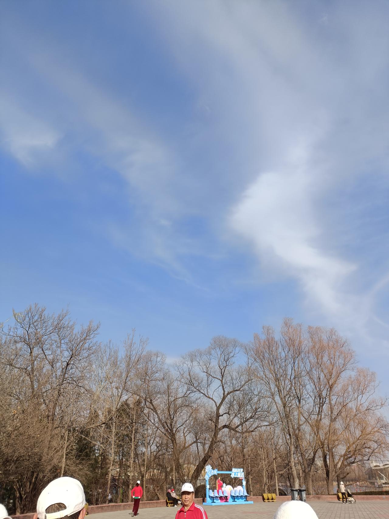 晒图笔记大赛今天的云变幻莫测，湛蓝的天空，美好时光