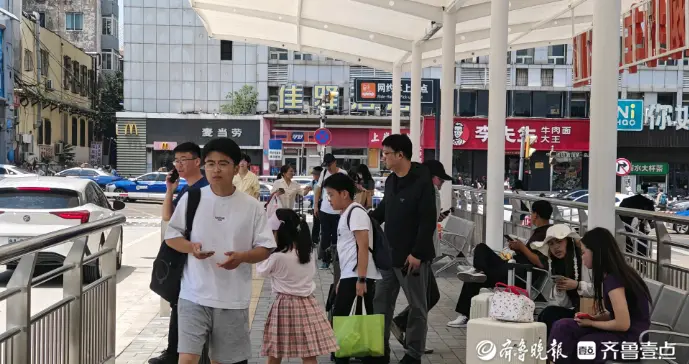果然视频｜济南站南广场临时枢纽启用，交通执法部门从严规范营运