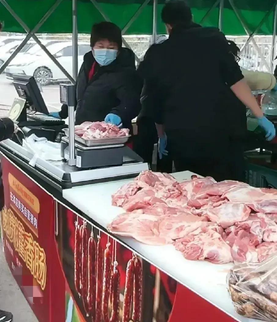 东营到了灌腊肠的季节，猪肉摊老板又神气起来。


问了问说是手工费4块钱，但需要