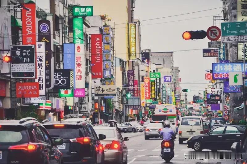 台湾公务员离职潮闹得挺凶。以前公务员可是“铁饭碗”，现在却成了“压力锅”。
台湾