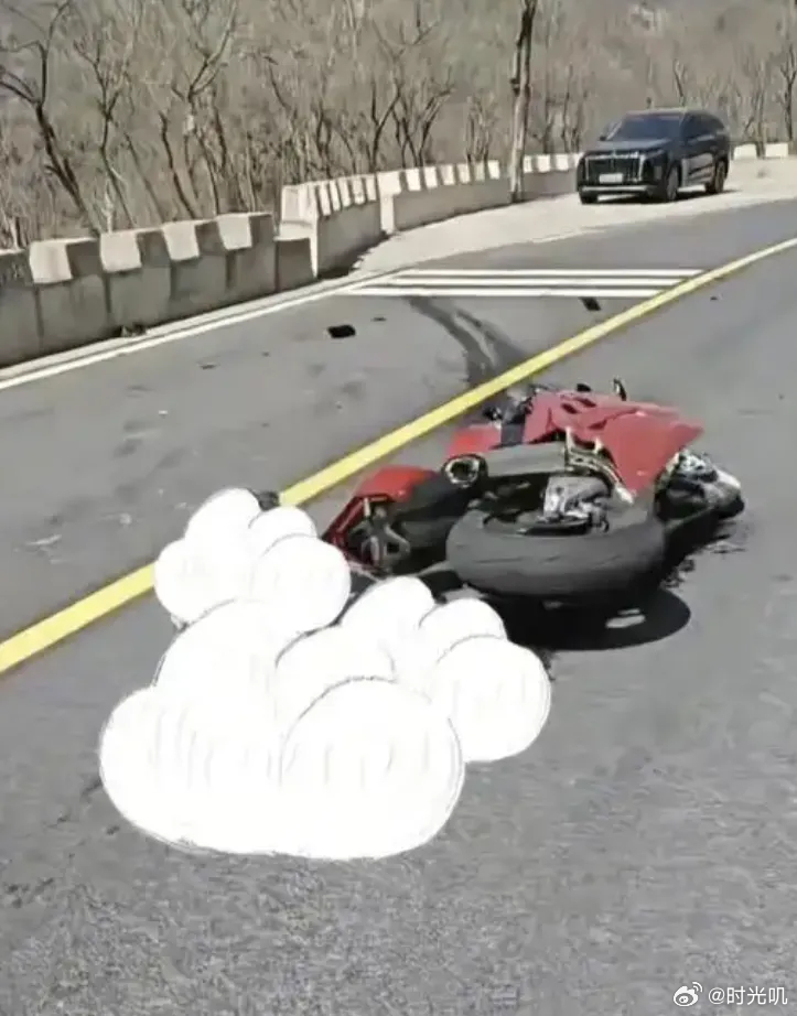 机车网红黄油腻被曝发生事故去世 3月20日，网红 “黄油腻” 试驾820RR工程