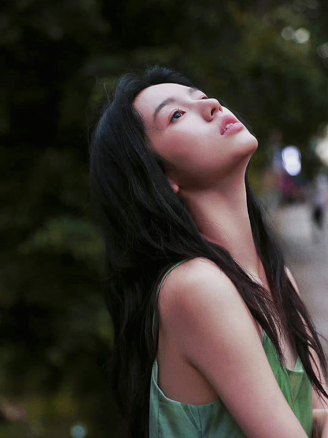 “每一个女孩都很漂亮，都是很独一无二很特别的存在。所以要自信要乐观，要勇于去追求